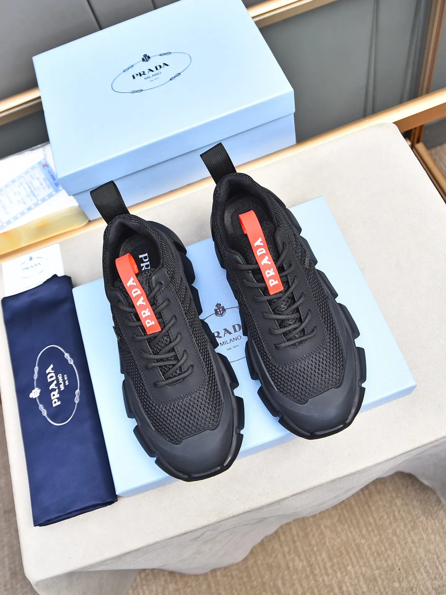 Men's shoes 💰480 PRADA/Prada men's lace-up casual sports shoes, the upper is made of cowhide leather and breathable mesh. It is soft, comfortable and breathable. The tongue is decorated with the PRADA brand letter logo. The thick rubber sole echoes the red label tongue. The style is fashionable and generous. The details are carefully crafted. A casual sports shoe with a super fashionable look on the foot. Excellent breathability!  Size: 38-44 (45 46 customized)
